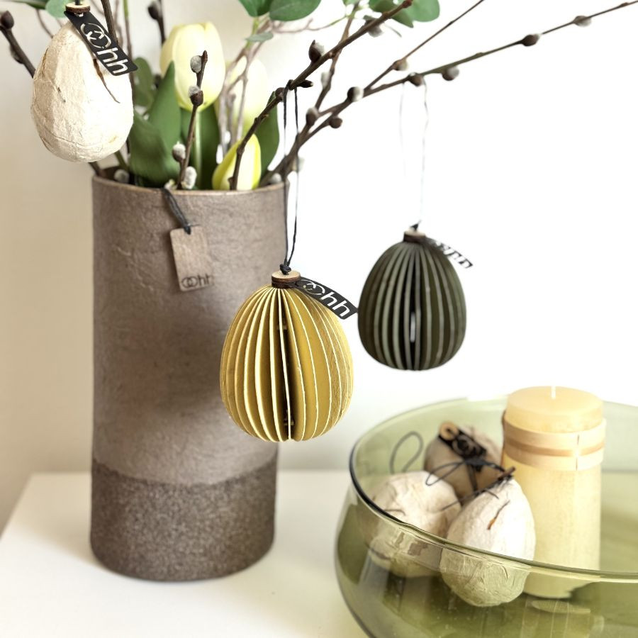 Design edit csomag üveg vázával, papír kaspóval és szezonális tavaszi dekorációval