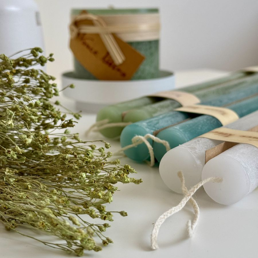 Színes gyertyák tavaszi dekorációkhoz