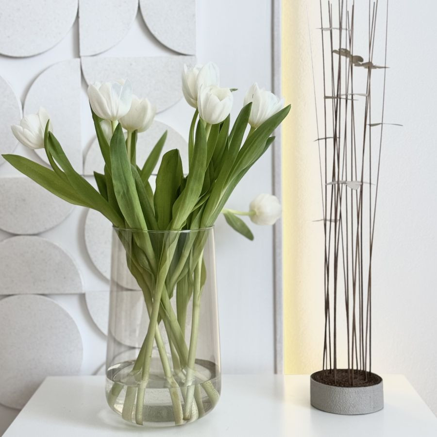 Tavaszi dekor tulipánnal és pillangókkal