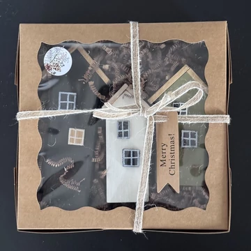 Három színes házikó karácsonyi díszcsomagban – fekete, fehér és olívazöld