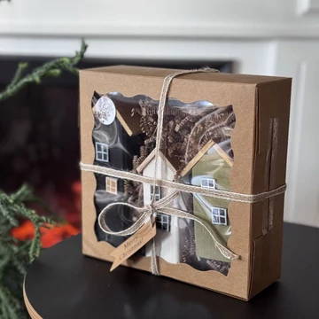 Három színes házikó karácsonyi díszcsomagban – fekete, fehér és olívazöld