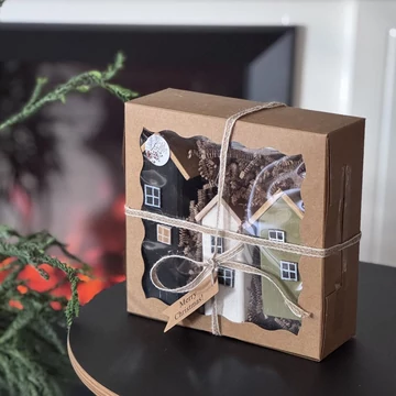 Három színes házikó karácsonyi díszcsomagban – fekete, fehér és bordó