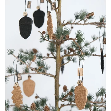 Olívazöld Wood’z díszek – kézzel készült makk és tölgyfalevél papírból és fűrészporból.