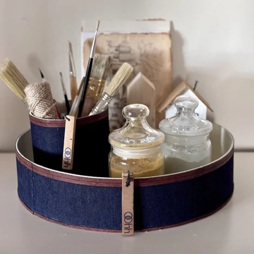 Kézzel készült tálca újrahasznosított farmerből, karakteres kék tónusban