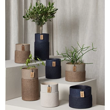 Jubilee kollekció – sötétkék, kézzel készült váza újrahasznosított papírból fűrészporos felülettel