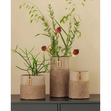 Taupe árnyalatú S méretű kaspó a Jubilee kollekcióból – természetes földszín, finoman rusztikus fűrészporos felülettel.