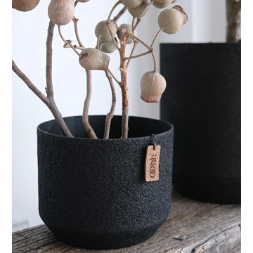 WOOD’z Alba kaspó fekete színben, különleges szoborszerű formával