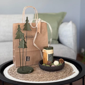 VARME ajándékcsomag – olívazöld gyertya és WOOD’z fenyőfa-trió tálkában VARME ajándékcsomag – olívazöld gyertya és WOOD’z fenyőfa-trió tálkában