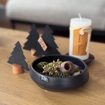 MØRK ajándékcsomag – fekete ökofilc fenyők és hófehér gyertya Ania tálban MØRK ajándékcsomag – fekete ökofilc fenyők és hófehér gyertya Ania tálban