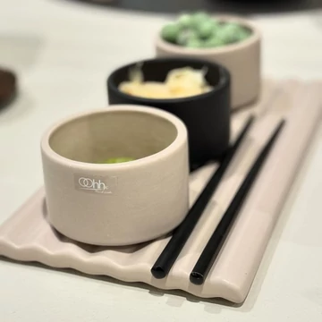 Japán hangulatú Wave kerámia szett bézs alátéttel és fekete tálkákkal