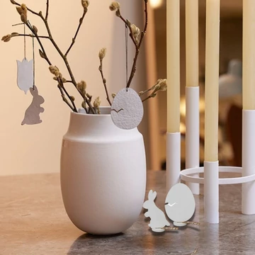 Fehér Aya váza és Vienna négykarú gyertyatartó szalmasárga gyertyákkal