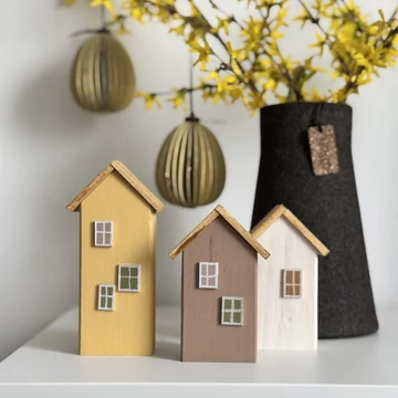 Három darabos fa házikó dekoráció sárga, taupe és off white színekben ajándékcsomagban modern enteriőrbe