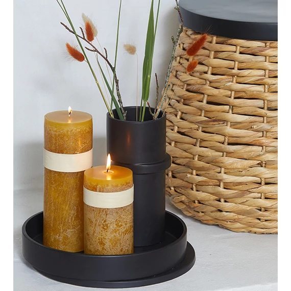 Okker színű oszlopgyertya meleg, intenzív árnyalatban