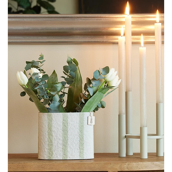 Modern enteriőr Vienna bézs gyertyatartóval az asztalon