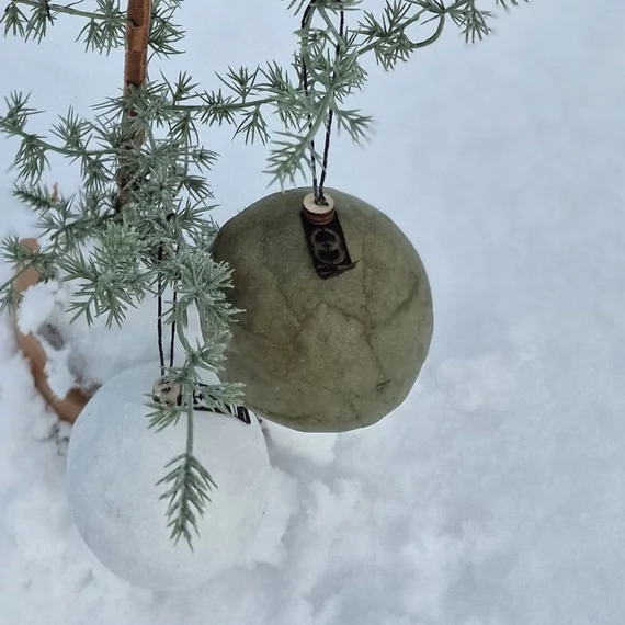 Zero waste karácsonyi dekoráció – olivazöld Pulp gömbök