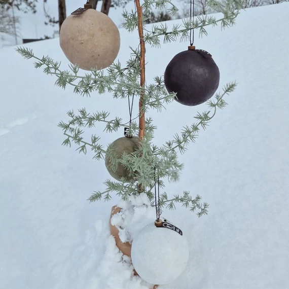 Fenntartható karácsonyi díszek – kézzel készített papírgömbök