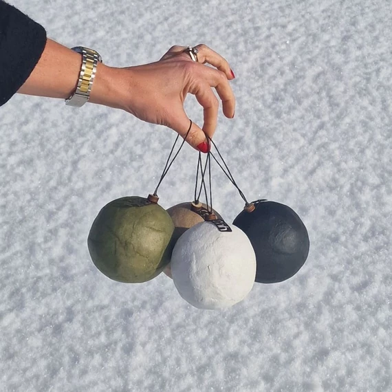 Matt felületű, letisztult fehér karácsonyi gömbök – OOhh design