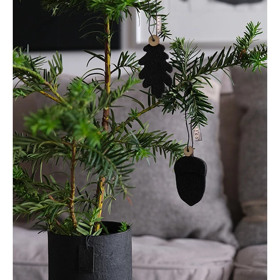 Modern fekete dekoráció – papír és fűrészpor kombinációjából készült díszek.