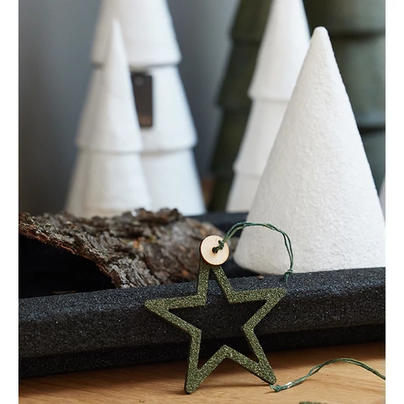 Letisztult, természetes karácsonyi dekoráció – fehér WOOD’z fenyők