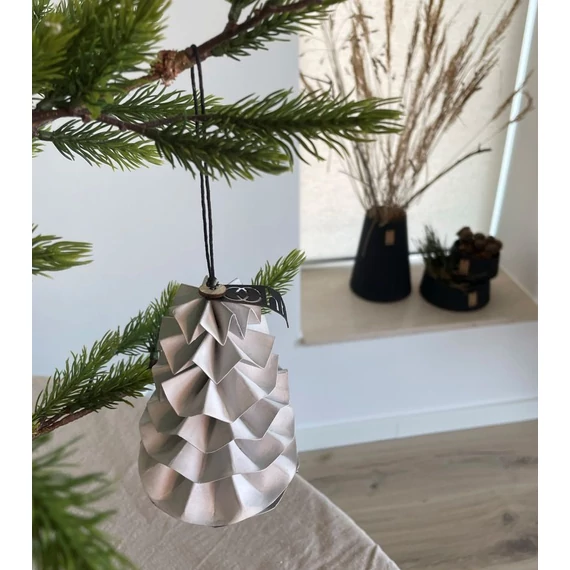 Fenntartható karácsonyi dekoráció – fehér papírtoboz dísz