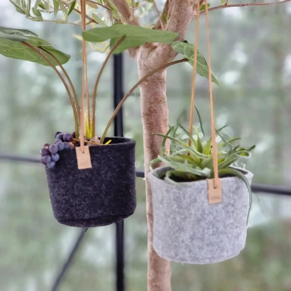 WOOL Zero waste felakasztható virágtartó - szürke