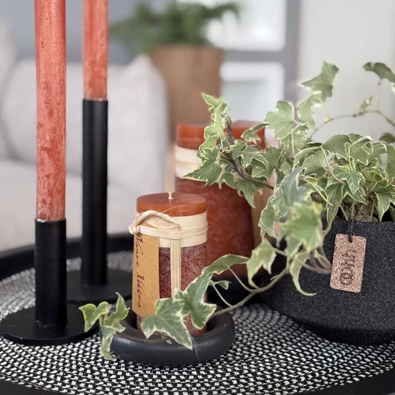 SKÆR ajándékcsomag – fekete Vienna gyertyatartók és rozsda színű gyertyák