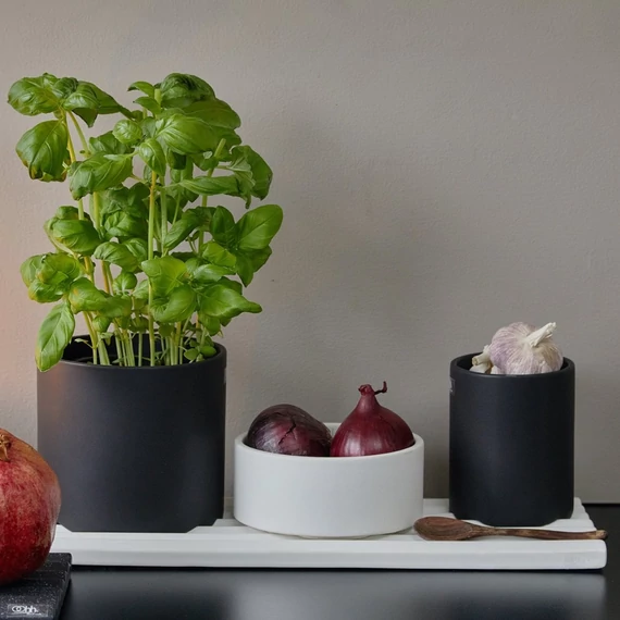 Skandináv stílusú Wave kerámia szett konyhapultra, fehér alátéttel és fekete tárolókkal, letisztult lakásdekorációként