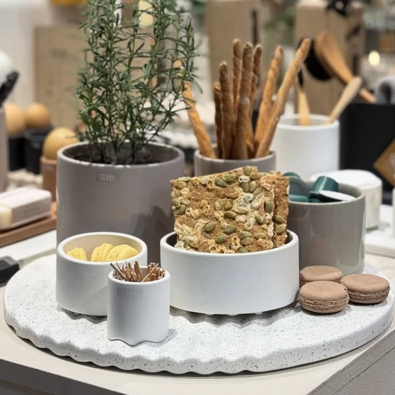 DESIGN EDIT Host Flow Wave kerámia vendégváró szett fehér és bézs színekben