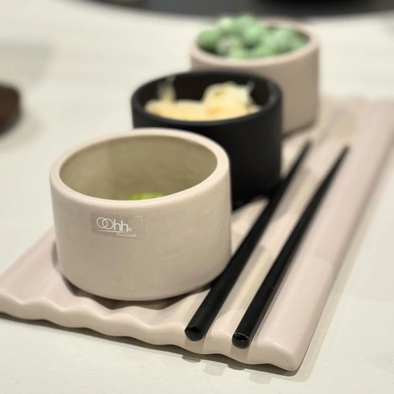 Japán hangulatú Wave kerámia szett bézs alátéttel és fekete tálkákkal