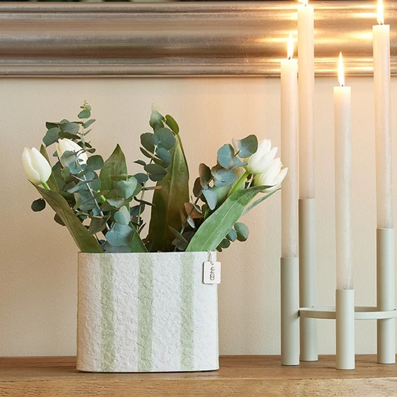 Hampton papír váza friss virágokkal és Vienna bézs gyertyatartóval