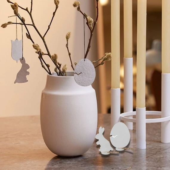 Fehér Aya váza és Vienna négykarú gyertyatartó szalmasárga gyertyákkal