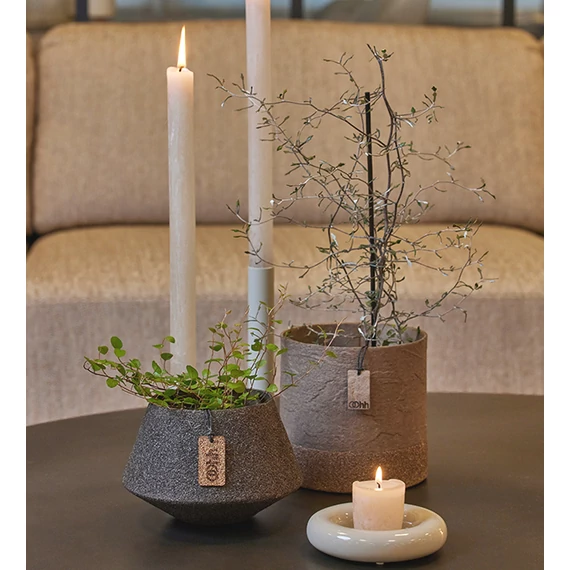 Fenntartható fényes homokszínű kerámia gyertyatartó kézzel készítve