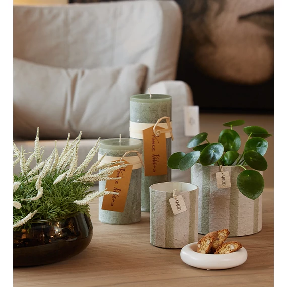 Modern skandináv stílusú enteriőr Ania matt fehér gyertyatartóval