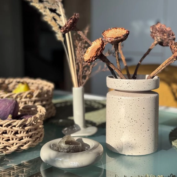 Letisztult Ania Duo bézs váza skandináv enteriőrben