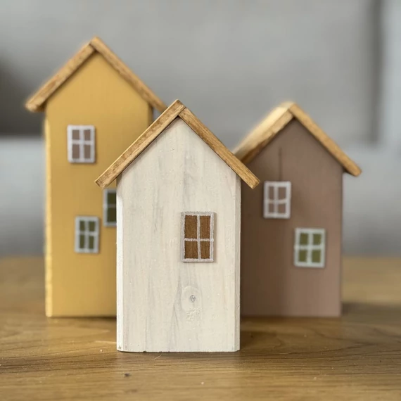 Kézzel készült fa házikó szett három színben sárga taupe off white tavaszi és nyári dekorációhoz