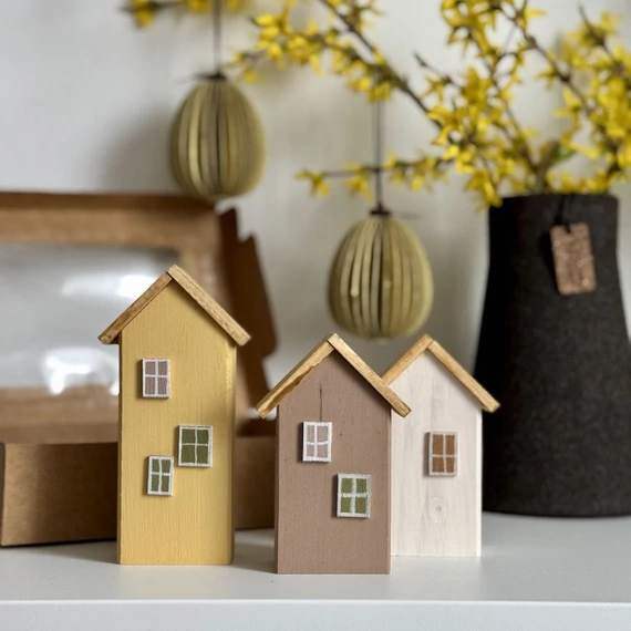 Minimalista fa házikó dekoráció komódon sárga taupe off white árnyalatokkal skandináv stílusban