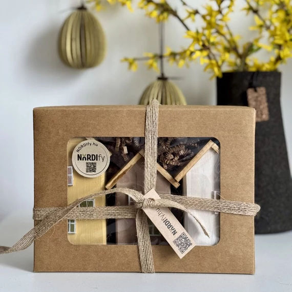 Három darabos fa házikó dekoráció sárga, taupe és off white színekben ajándékcsomagban modern enteriőrbe
