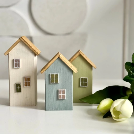 Kézzel készült fa házikó szett zsályazöld és kék árnyalatokkal lakásdekorációhoz