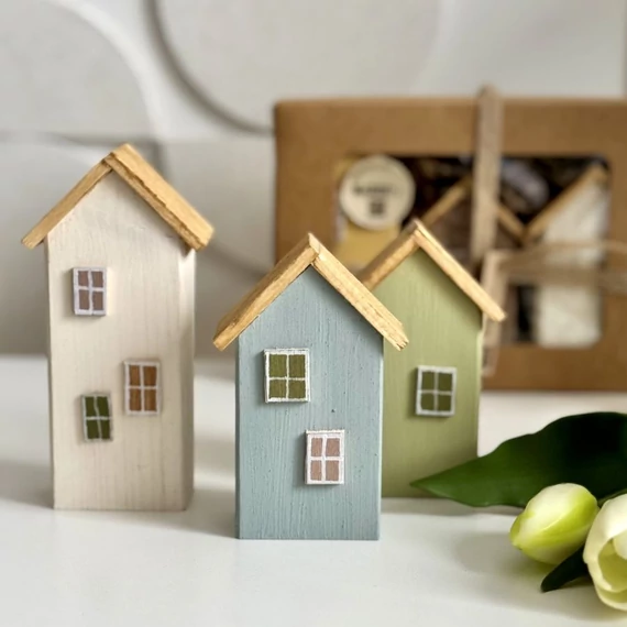 Minimalista házikó dekoráció komódon világos enteriőrben természetes színekkel