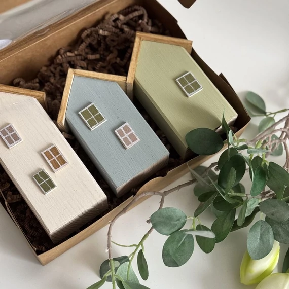 Három darabos fa házikó szett matt festett felülettel és természetes textúrával