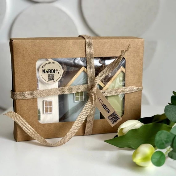 Házikó dekoráció ajándékcsomag papírdobozban zsályazöld kék színkombinációval