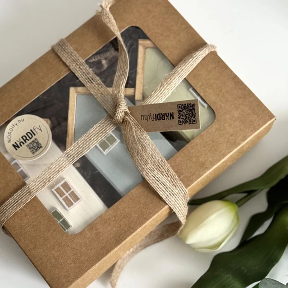 Fa házikó dekoráció három darabos ajándékcsomagban zsályazöld kék és off white színekben modern enteriőrbe